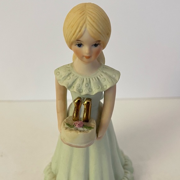 Growing Up Girls Blonde Green Dress Age 11 Porcelain Figurine - Picture 2 of 9